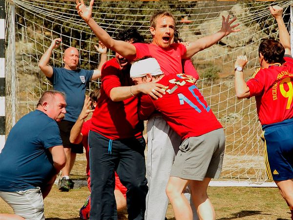 Con el culo al aire - Camping vs. Hooligans
