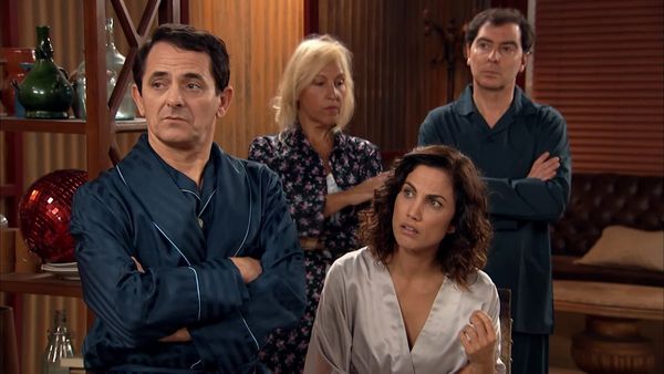 Con el culo al aire - Una cleptómana y una conquista doble