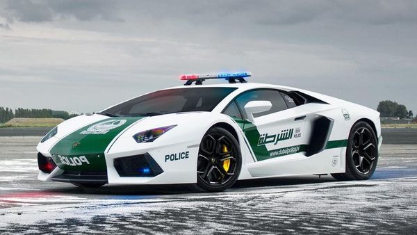 Superautos - Policías en la carretera: patrullando con los superdeportivos de la policía de Dubai