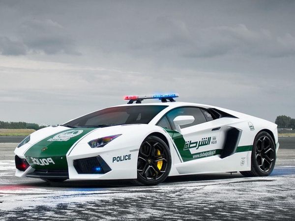 Superautos - Policías en la carretera: patrullando con los superdeportivos de la policía de Dubai