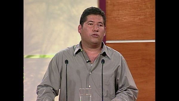 Sala de parejas - Apartamento en Colombia; Quiero mi dinero; Págame el auto; Ahorro malgastado