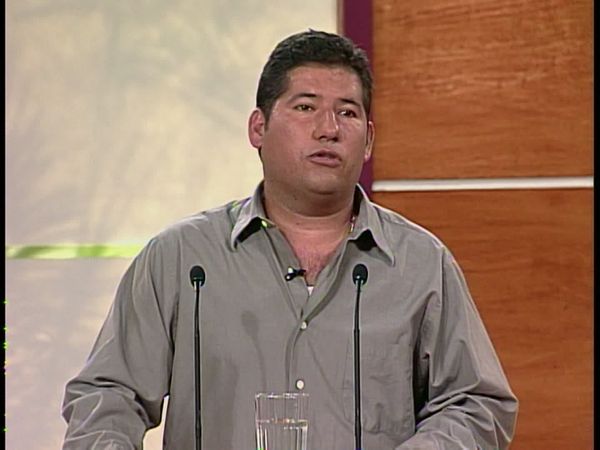 Sala de parejas - Apartamento en Colombia; Quiero mi dinero; Págame el auto; Ahorro malgastado