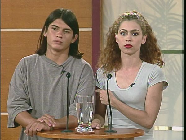 Sala de parejas - Por papeles; La apuesta; Estafa