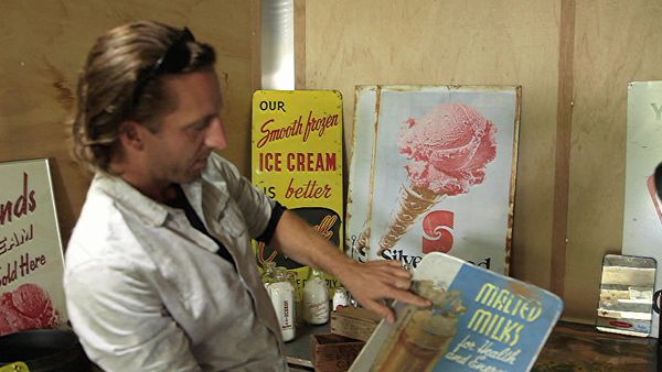 Marty et Bam Bam Brocantent - Une bonne bouteille!