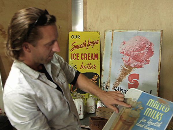 Marty et Bam Bam Brocantent - Une bonne bouteille!