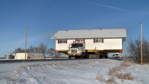 Déménageurs de maisons - Une cheminée de 4 tonnes