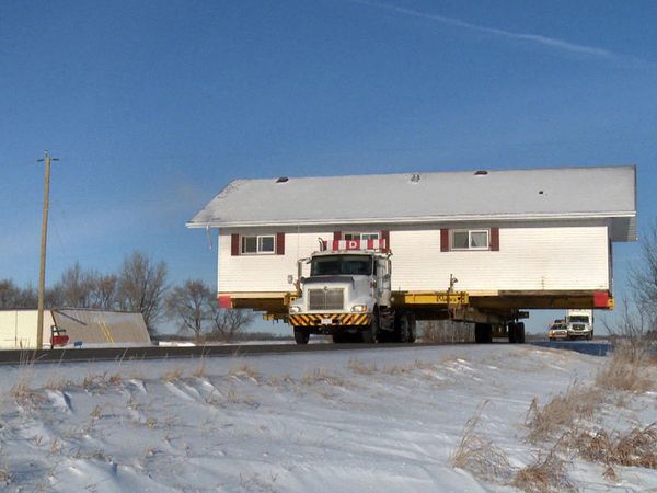 Déménageurs de maisons - Une cheminée de 4 tonnes