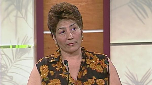 Sala de parejas - Traslado a Tampa; Regreso a Ecuador; Mujer mayor