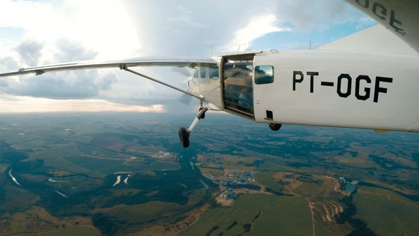 Aero, Por Trás da Aviação - Entrega de avião para a companhia aérea, Avião de paraquedistas e os veículos do aeroporto.