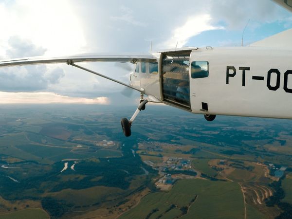 Aero, Por Trás da Aviação - Entrega de avião para a companhia aérea, Avião de paraquedistas e os veículos do aeroporto.