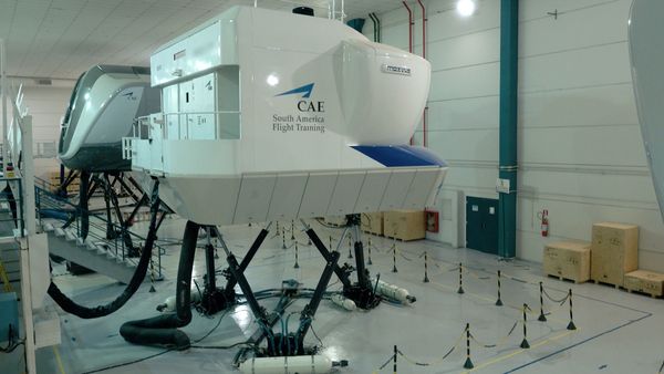 Aero, Por Trás da Aviação - Centro de Simuladores de voo e Monomotor a jato