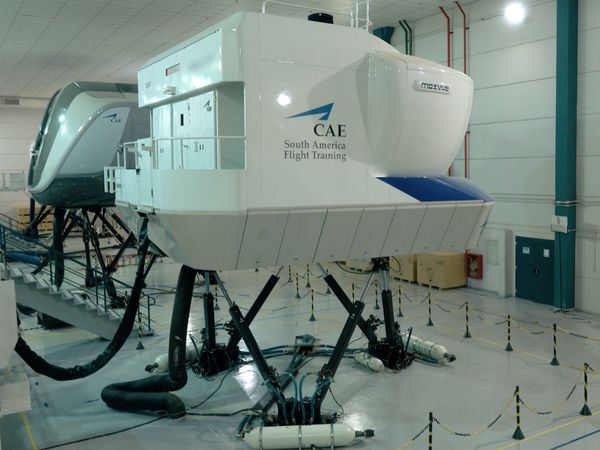 Aero, Por Trás da Aviação - Centro de Simuladores de voo e Monomotor a jato