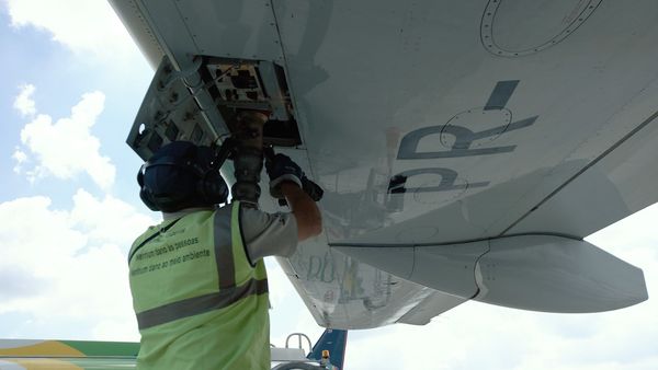 Aero, Por Trás da Aviação - Combustível de Aeroporto e Voo em avião executivo