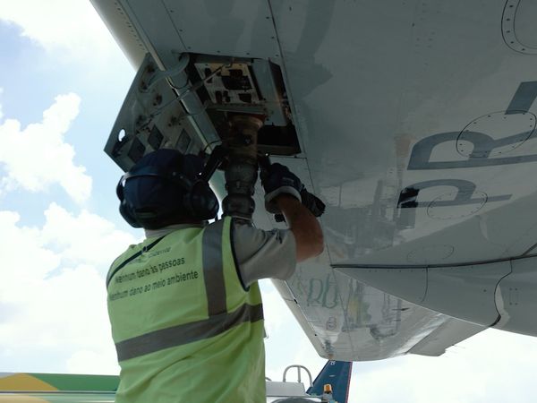 Aero, Por Trás da Aviação - Combustível de Aeroporto e Voo em avião executivo