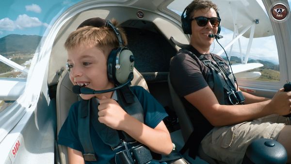 Aero, Por Trás da Aviação - Primeiro voo de uma criança e boroscopia