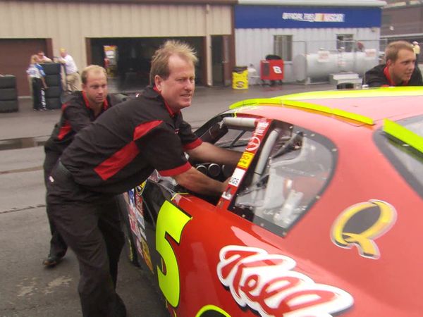 Pit Crews - Pit Crew: S01 E01 - Nascar