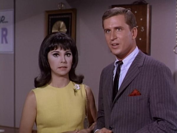 That Girl - Beware of Actors Bearing Gifts