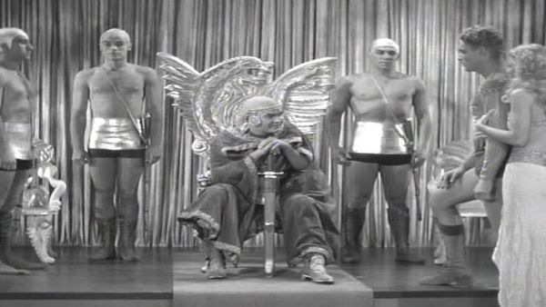 Flash Gordon Serial: Space Soldiers - Captured by Shark Men