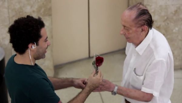 Encontro de Dubladores - Entregando Flores Para Dubladores