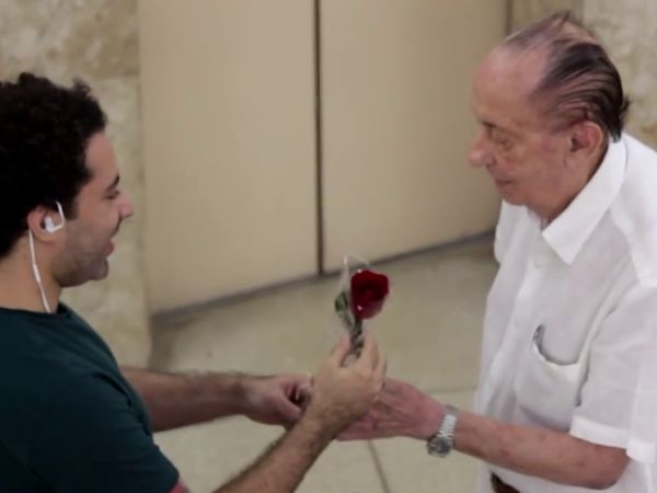 Encontro de Dubladores - Entregando Flores Para Dubladores