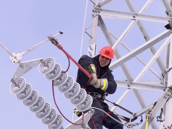 Nerves Of Steel - Power Linesman