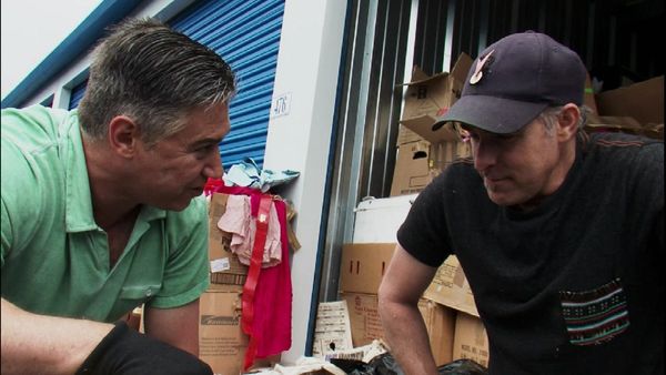 Storage Wars New York - Bidding In The Rain