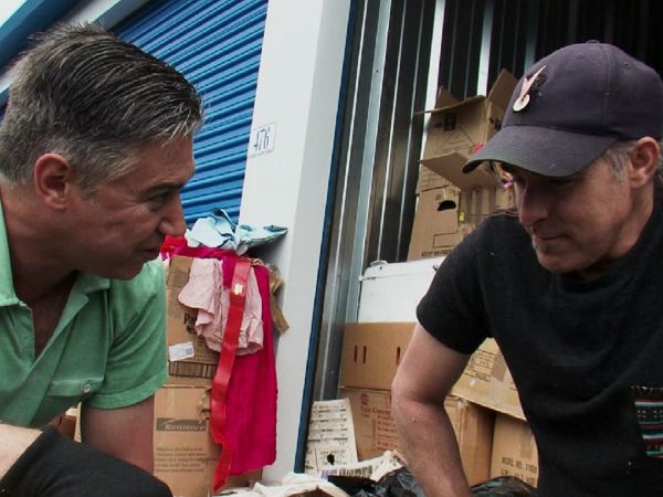 Storage Wars New York - Bidding In The Rain