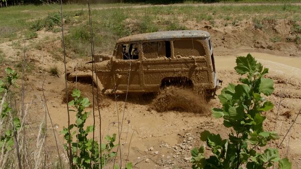 Carcass en español - Enterrando el Willys Wagon en el lodo