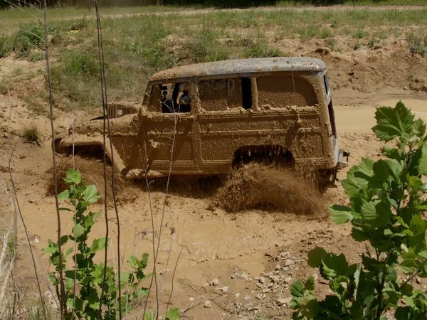 Carcass en español - Enterrando el Willys Wagon en el lodo