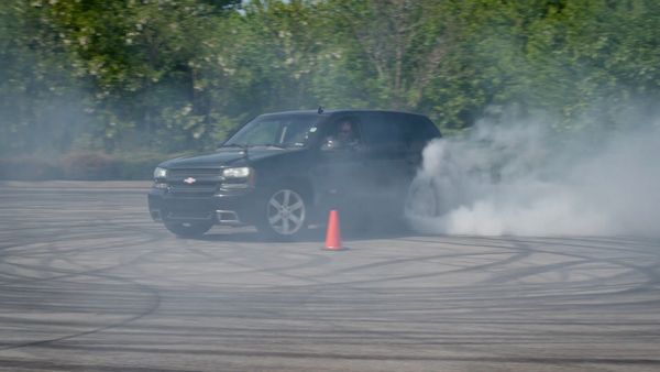 Carcass en español - El  Drifting Trailblazer SS recibe un capó nuevo de fibra de carbono
