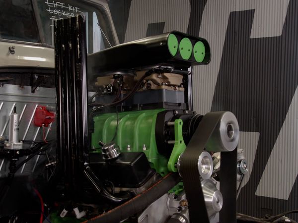 Carcass en español - El Chevy M1010 recibe más potencia unas llantes inmensas para la aventura en el lodo definitiva