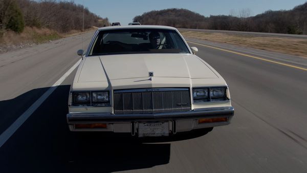 Detroit Muscle (LAS) - Un Buick Regal del 85 se enfrenta a un Ford Mustang Cobra del 81 en un concurso de construcción