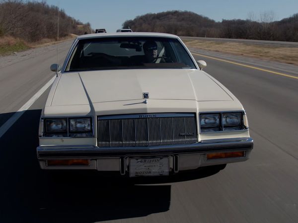 Detroit Muscle (LAS) - Un Buick Regal del 85 se enfrenta a un Ford Mustang Cobra del 81 en un concurso de construcción