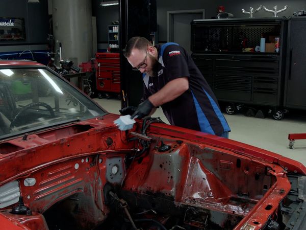 Detroit Muscle (LAS) - El Cobra de 1981 recibe una restauración en el compartimiento del motor