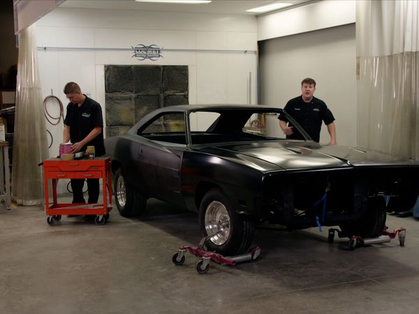 Detroit Muscle (LAS) - Trabajo de carrocería en el Dodge Charger del 69