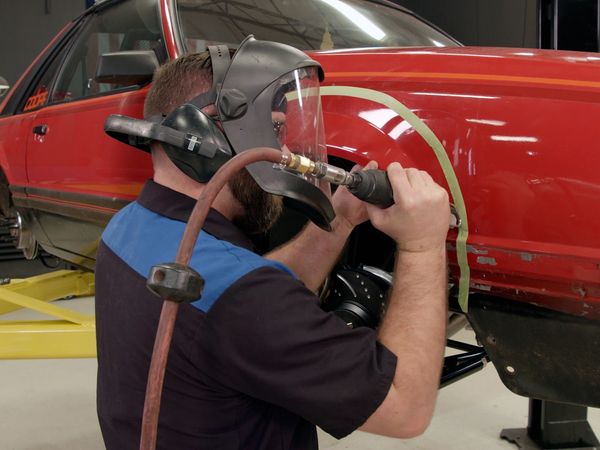 Detroit Muscle (LAS) - Instalación de los guardafangos de cuerpo ancho en el Foxbody Cobra
