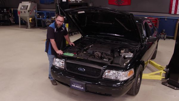 Detroit Muscle (LAS) - Potenciando los 160 caballos de fuerza de un Interceptor policial Crown Vic