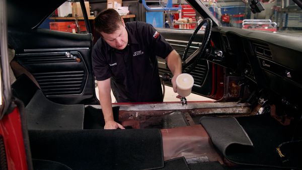 Detroit Muscle (LAS) - El Camaro del 69 recibe una nueva apariencia interior con alfombra y asientos revisados