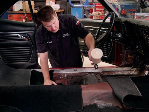 Detroit Muscle (LAS) - El Camaro del 69 recibe una nueva apariencia interior con alfombra y asientos revisados