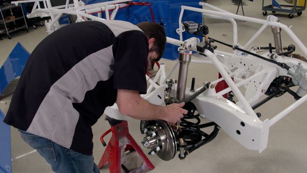 Engine Power (LAS) - Un auto de pista de tierra con un chasis construido a mano
