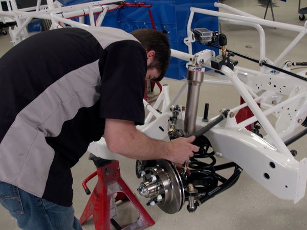 Engine Power (LAS) - Un auto de pista de tierra con un chasis construido a mano