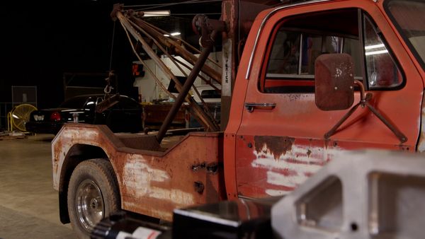Engine Power (LAS) - Un Chevy 632 Big Block es a pieza perfecta para este Tow Truck Sleeper del 77