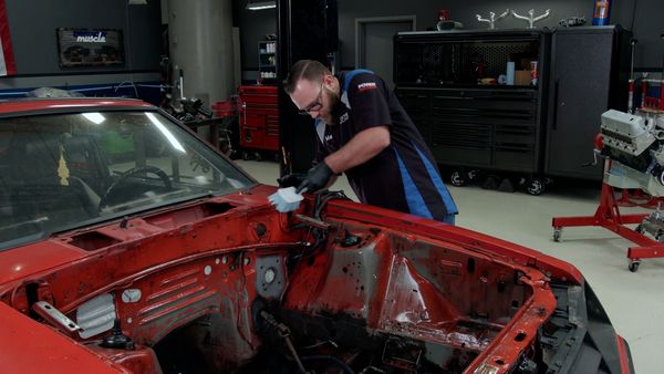 Detroit Muscle - El Cobra de 1981 recibe una restauración en el compartimiento del motor