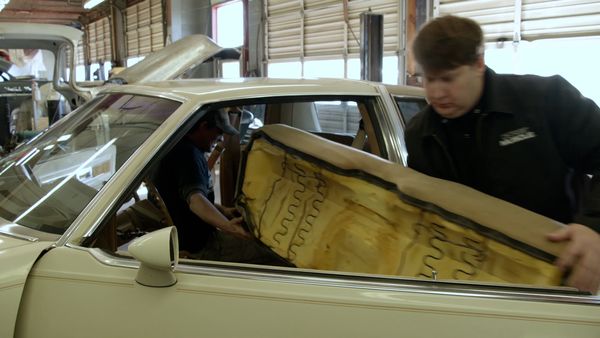 Detroit Muscle - El Dodge Charger del 69 recibe una capa de chapa metálica