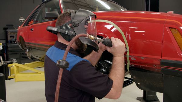Detroit Muscle - Instalación de los guardafangos de cuerpo ancho en el Fox Body Cobra