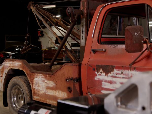 Engine Power - Un Chevy 632 Big Block es a pieza perfecta para este Tow Truck Sleeper del 77