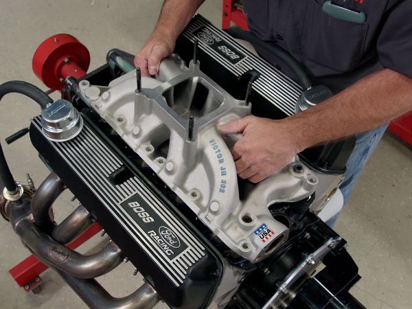 Engine Power - Alerones de avión sencillos versus dobles: ¿Cuál le dará mayor potencia a nuestro Ford 302?