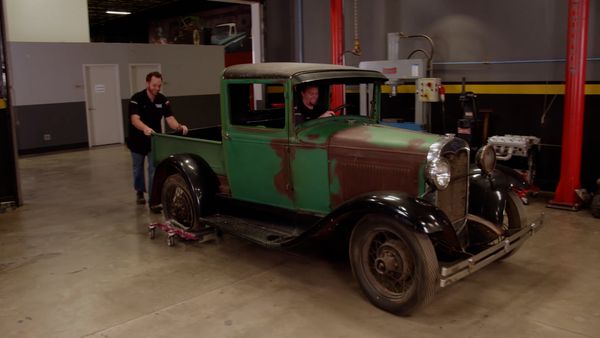 Truck Tech (LAS) - La Ford Street Rod de 1930 se deja caer 8 pulgadas y se suelda de nuevo