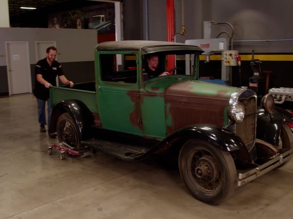 Truck Tech (LAS) - La Ford Street Rod de 1930 se deja caer 8 pulgadas y se suelda de nuevo