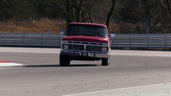 Truck Tech (LAS) - El motor de la Ford F-100 recibe un kit de la parte superior para refrescarlo